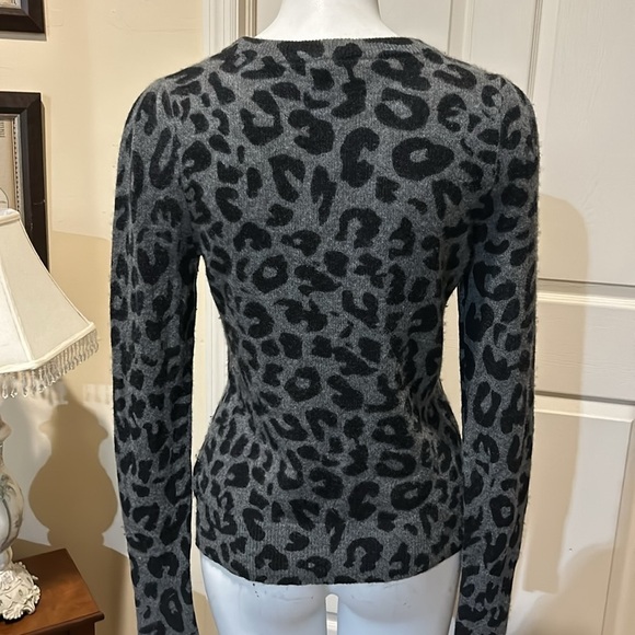 White + Warren Cashmere Sweater. Medium - Picture 4 of 9